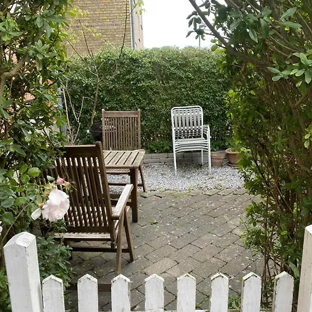 Cozy With Garden & Free Parking Apartment