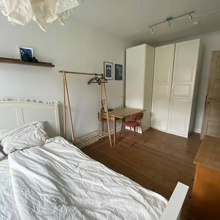 Cozy With Garden & Free Parking