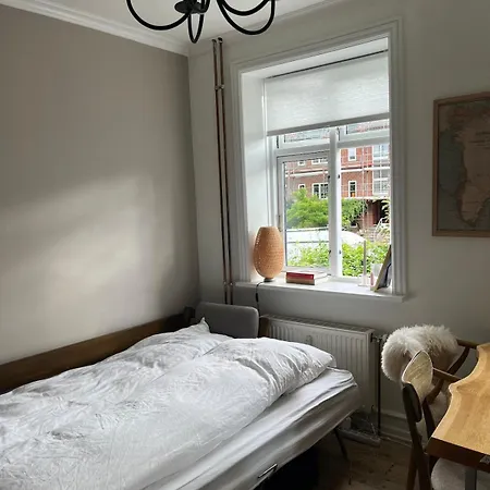 Cozy With Garden & Free Parking