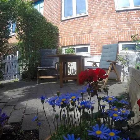 Cozy With Garden & Free Parking Apartment *